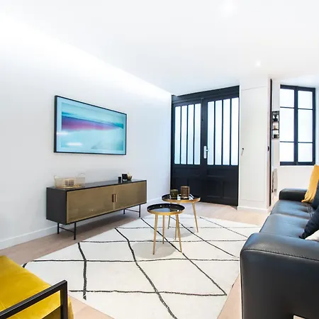 In - Eiffel Tower Area Apartment