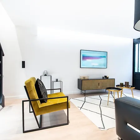 In - Eiffel Tower Area Apartment