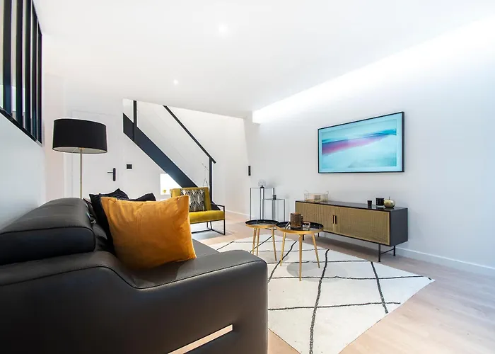 In - Eiffel Tower Area *